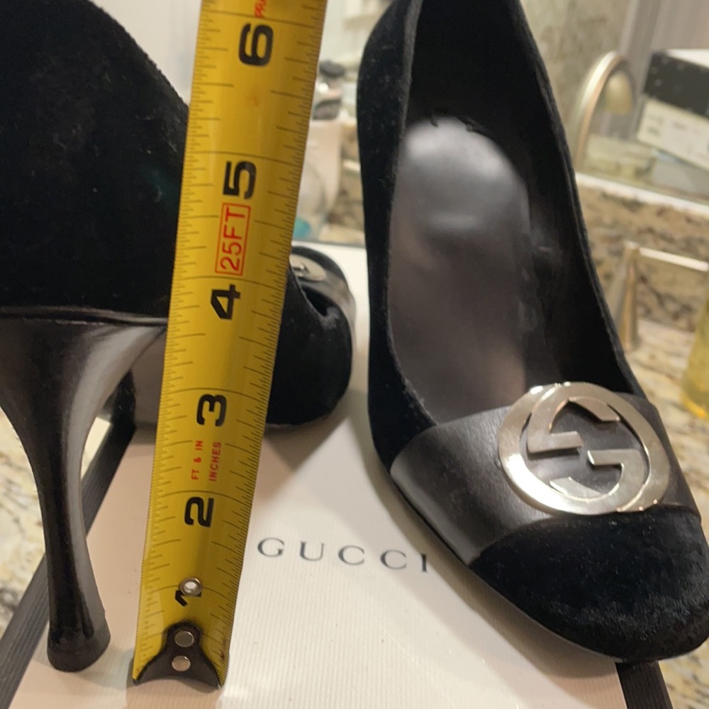 COPY - Iconic Gucci velvet heels. - Picture 6 of 6